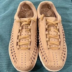 🦘Nike Suede Woven Sneakers - Size 8.5 - NWOT🦘